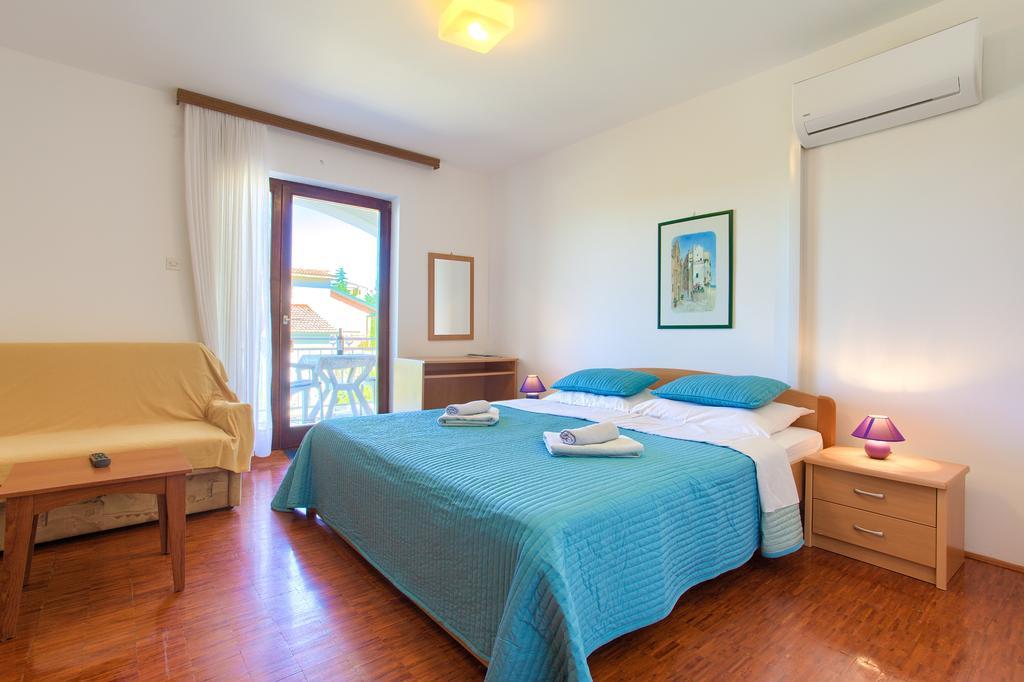 Apartments Vlatko Krk Town Luaran gambar