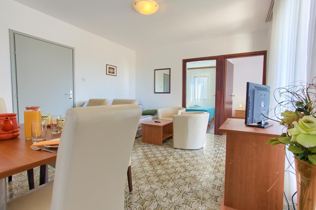 Apartments Vlatko Krk Town Luaran gambar