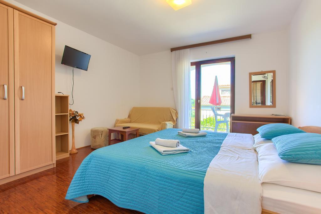 Apartments Vlatko Krk Town Luaran gambar