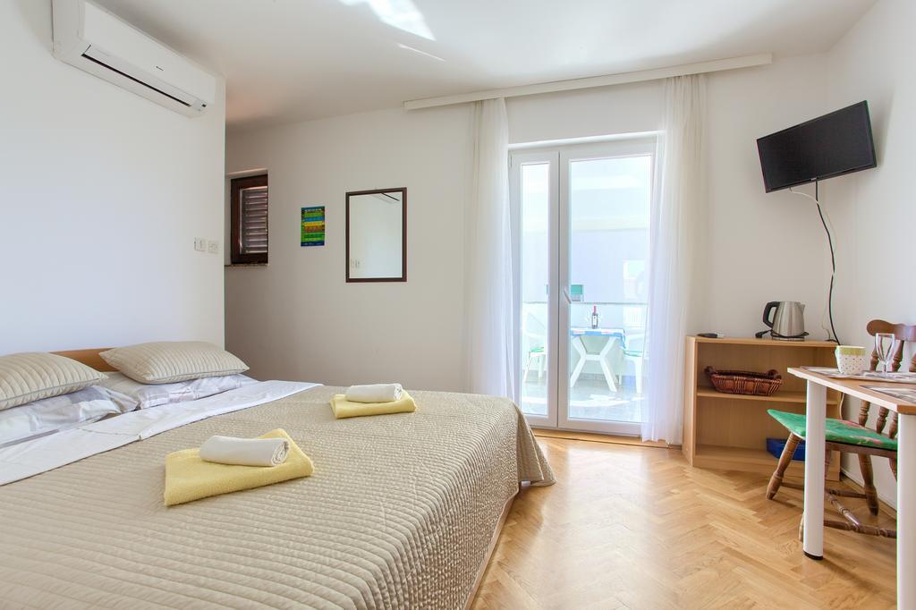 Apartments Vlatko Krk Town Luaran gambar