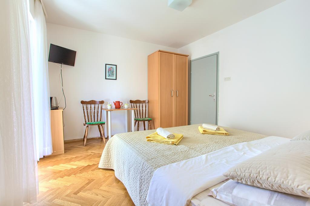 Apartments Vlatko Krk Town Luaran gambar