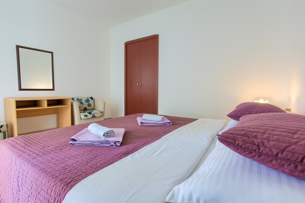 Apartments Vlatko Krk Town Luaran gambar